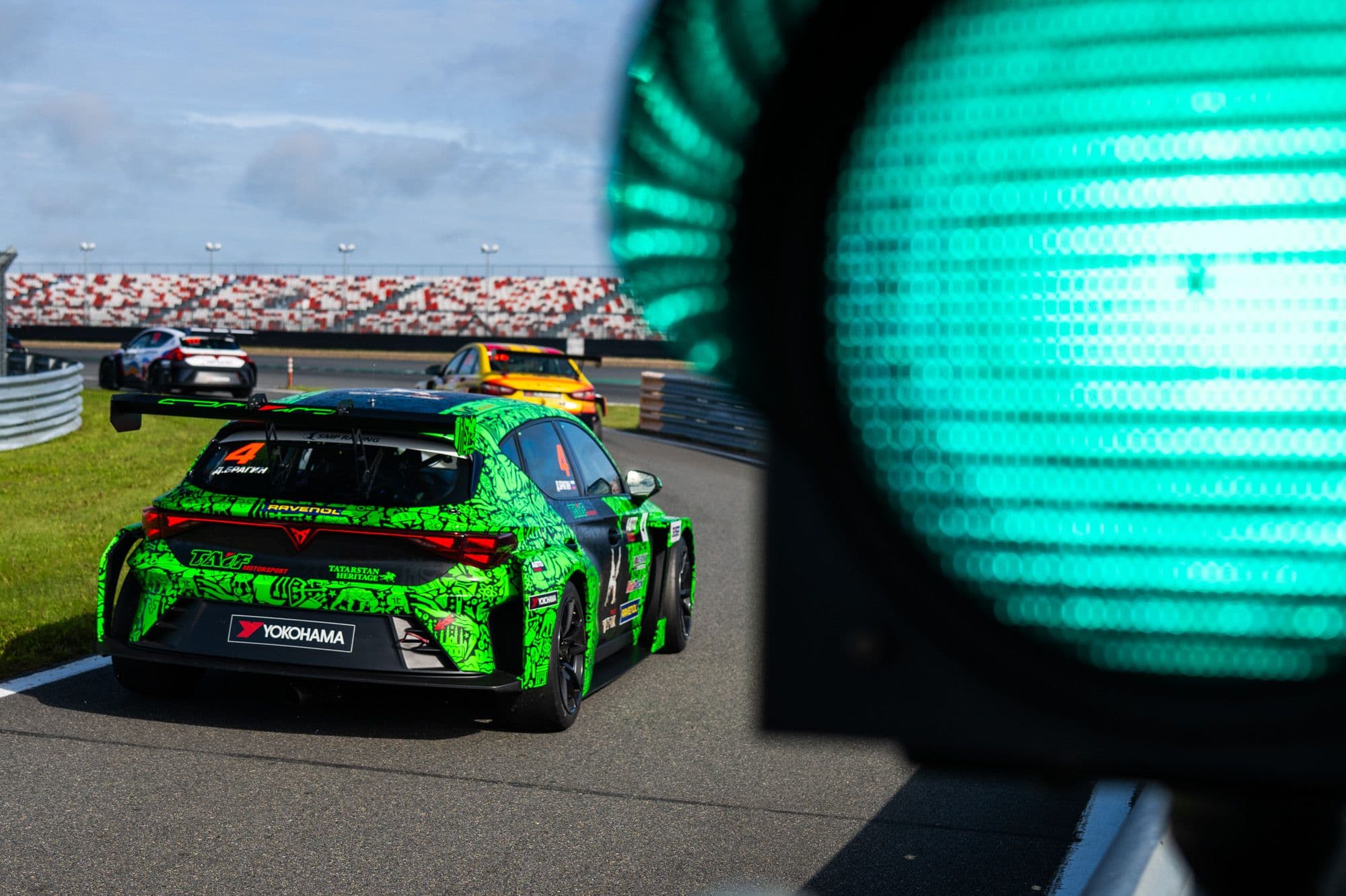 Таких скидок больше не будет! Успейте приобрести билеты на новый гоночный сезон по самым выгодным ценам.